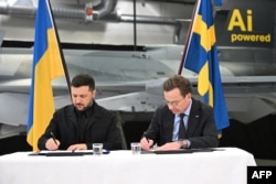 Президент Украины (слева) и премьер Швеции подписывают Соглашение о намерениях в Линчепинге относительно возможного приобретения истребителей JAS 39 Gripen E для ВВС ВСУ