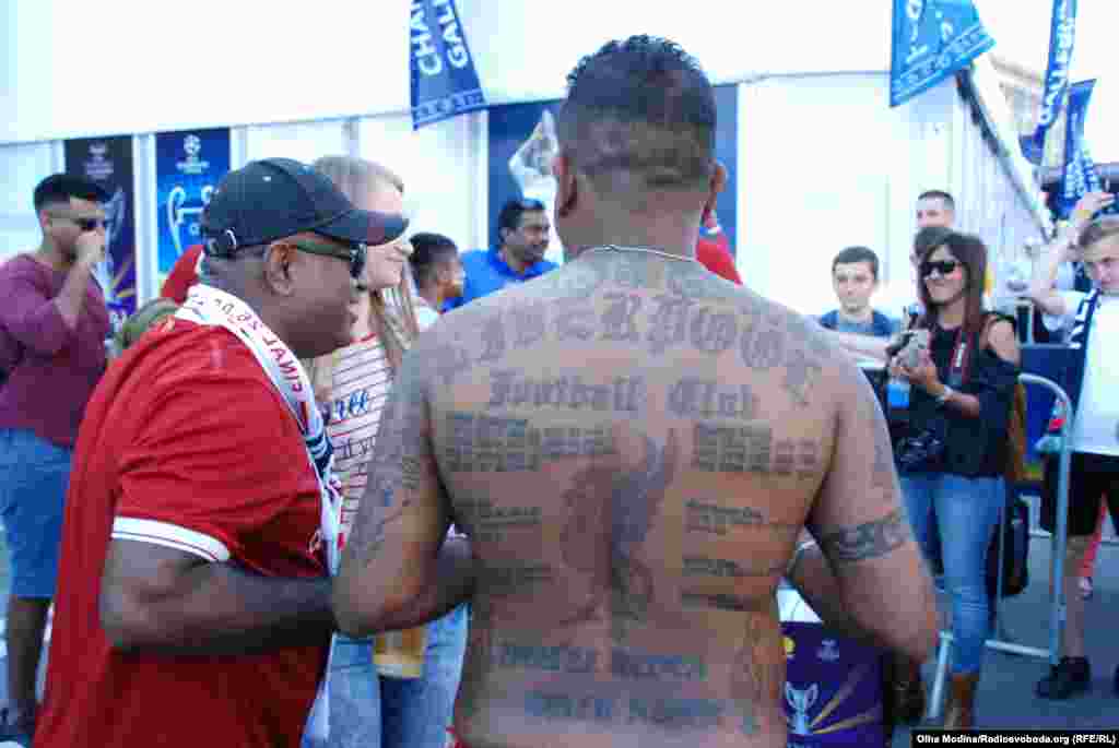 А цей фанат «Ліверпулю» впевнений, що на його спині вистачить місця ще на кілька трофеїв. Тож  чекає перемоги «червоних» у завтрашньому матчі.  