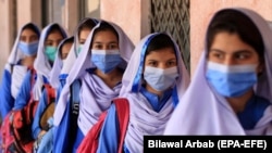 د پېښور په يو کالج کې د ۱۲م ټولګي يوه زده کوونکې وايي چې يوشمېر زده کوونکو د وس نه لرلو له کبله لوړې زده کړې پرېښودلې.