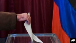 Жители неподконтрольной части Донбасса получили возможность проголосовать на выборах в Госдуму, а бывший лидер боевиков выдвинулся кандидатом от «Единой России»