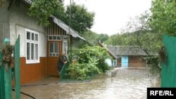 Під час повені у м.Нижнів, Тлумацький р-ну