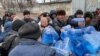 Жителі Покровська беруть безкоштовну питну воду, доправлену до міста гуманітарною місією «Проліска»