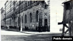 Главная улица Норильска, проспект Сталина, с лагерной вышкой. Начало 1950-х