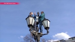 Навіщо син екс-депутата заліз на ліхтарний стовп у день протестів у Росії Навіщо син екс-депутата заліз на ліхтарний стовп у день протестів у Росії