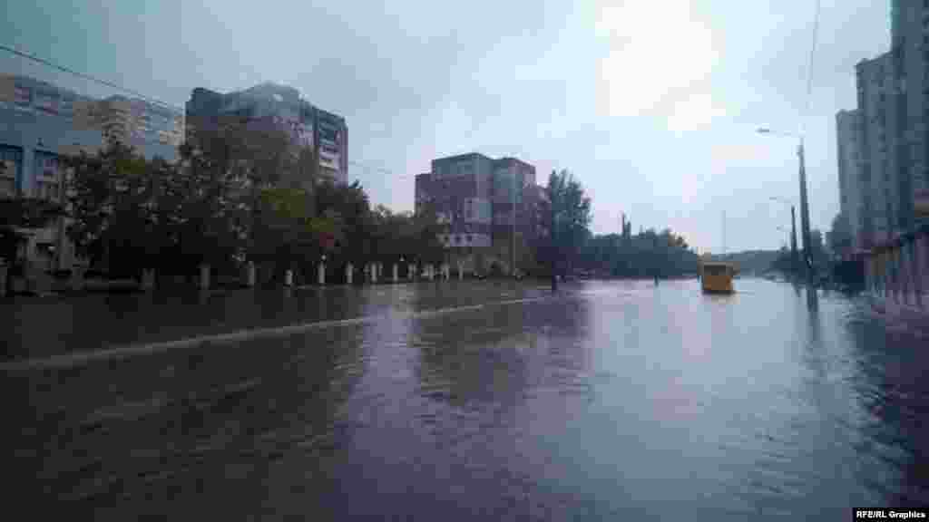 Авто намагаються проїхати Балківською вулицею 