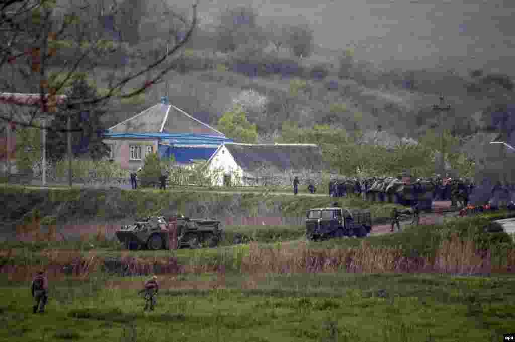 Українські військові біля захопленого ними блокпосту неподалік Слов’янська