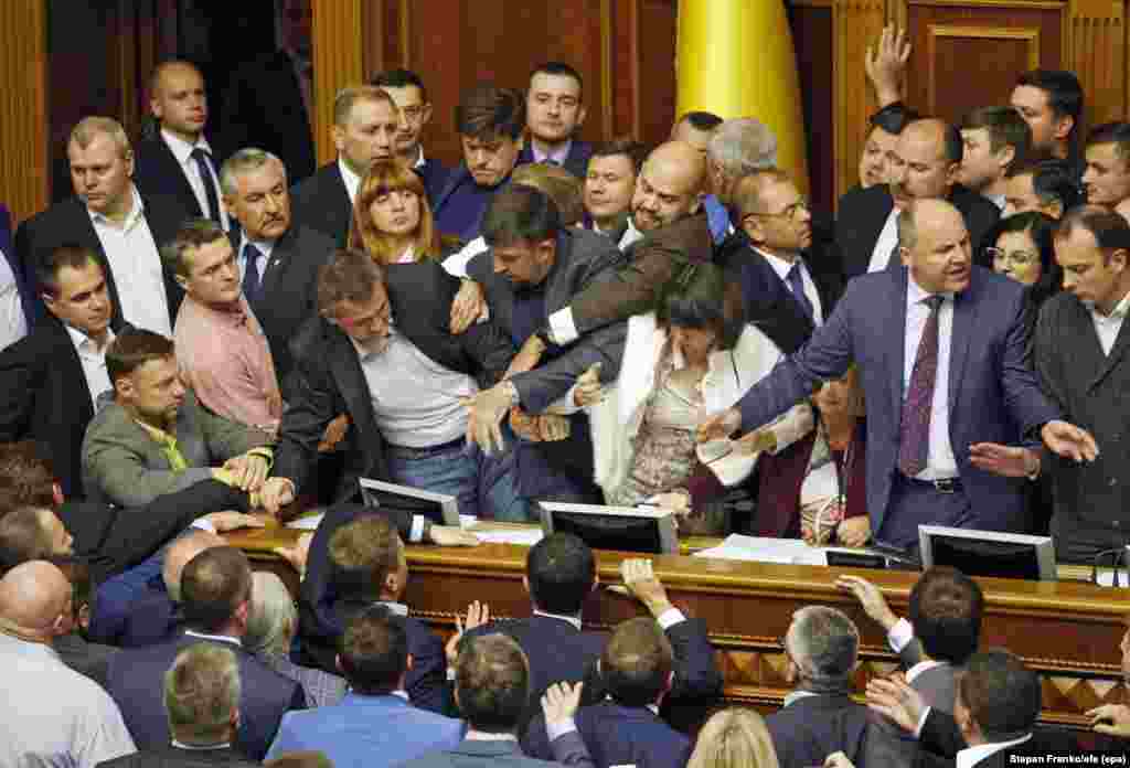 Бійка під час блокування трибуни Верховної Ради , Київ, 6 жовтня 2017 року БІЛЬШЕ ПРО ЦЕ