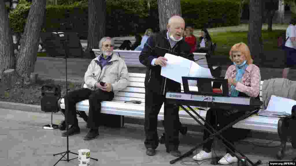 Ялта. Люди преклонного возраста вышли на набережную, чтобы спеть