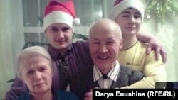 Евгений Шумилов (второй слева) с дедом