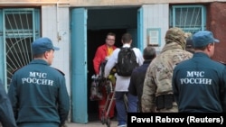 Медики транспортируют раненных в больницу после нападения на политехнический колледж в Керчи, архивное фото