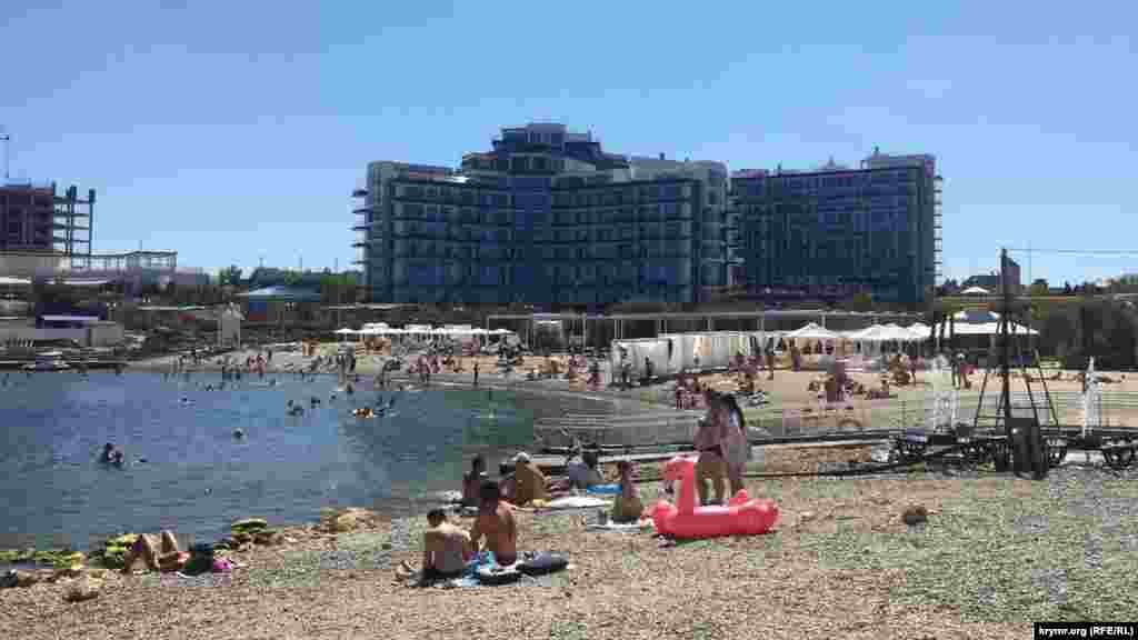 Пляж отеля «Аквамарин» принадлежит структурам, близким к бывшему министру обороны Украины Павлу Лебедеву. Место для соблюдения дистанции здесь есть. По словам сотрудника одного из торговых киосков, расположенных поблизости, желающие отгородиться могут лечь отдельно и не контактировать с другими отдыхающими. Корреспондент Крым.Реалии во время посещения пляжа увидел двух крыс, они забежали под деревянный настил одной из торговых точек. Продавцы говорят, что крысы на пляже «Аквамарин» – регулярное явление. Однако проводилась ли здесь дератизация, ответить они не смогли