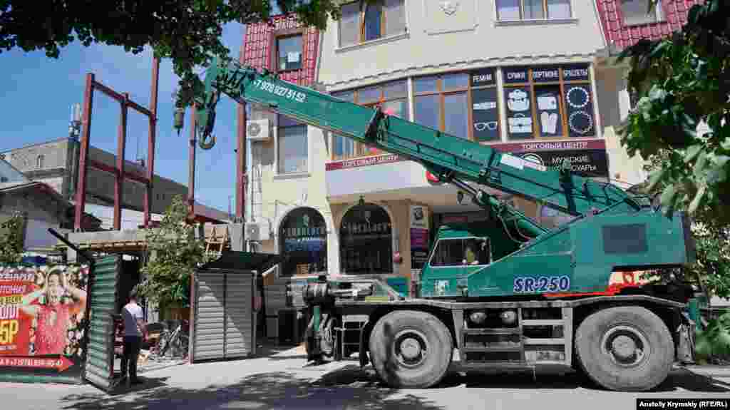 На початку вулиці Пушкіна, поруч з кінотеатром «Спартак», триває будівництво 