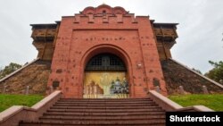 «Золоті ворота» – головна брама стародавнього Києва, пам’ятка оборонної архітектури України-Русі, одна із найдавніших датованих споруд Східної Європи. Перша писемна згадка: 1037 рік. Фото 2011 року, коли в Києві відзначали 1000-ліття Собору святої Софії