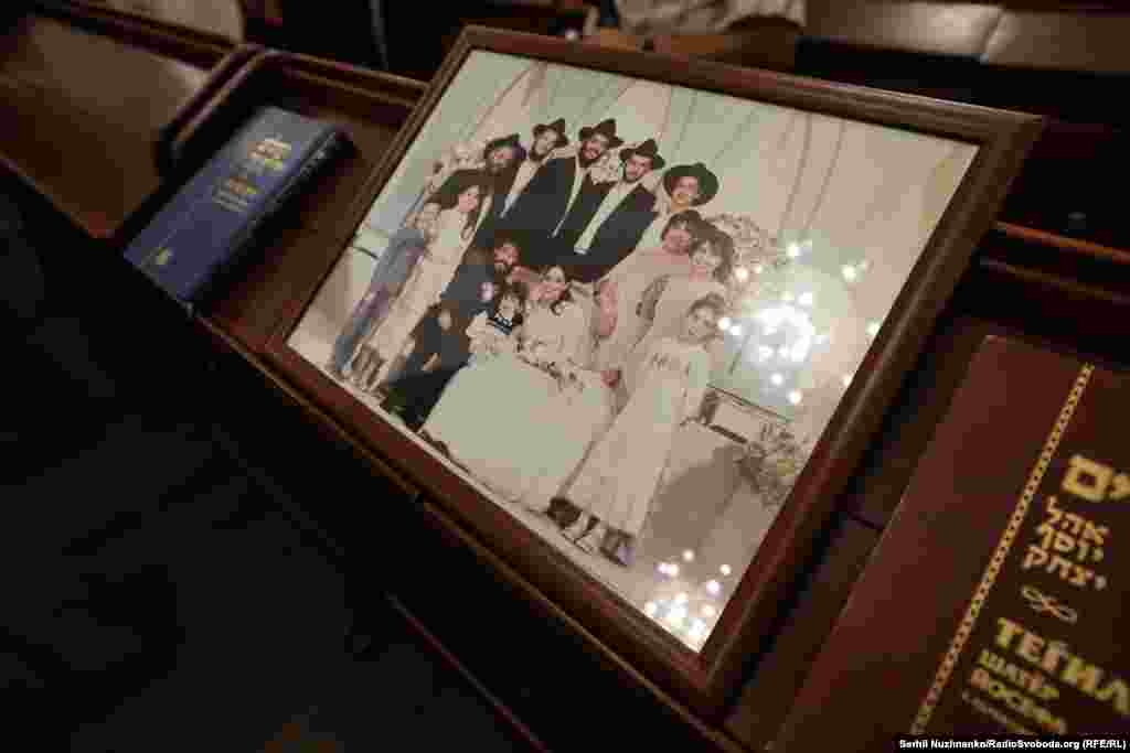 Сімейне фото родини. Наприкінці серпня головний рабин України повідомив, що його прийомний син пропав безвісти 24 липня. Він розповів, що його родина всиновила Антона Самборського 2002 року, коли тому було 11 років, і дала йому єврейське ім’я Матітьягу  