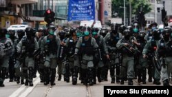 Поліцейські у Гонконгу вийшли на переповнені демонстрантами вулиці 1 липня 2020 року, коли вступив у силу закон про нацбезпеку