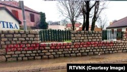 Ispisana ograda Hadži Ismailove džamije u Nikšiću, 10. februara