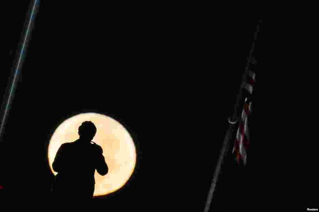 Чоловік намагається зробити фото «супермісяця» над Національним Молом у Вашингтоні