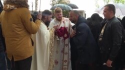 Віруючих причащали однією ложечкою у Чорногорії, де послабили карантинні заходи – відео Віруючих причащали однією ложечкою у Чорногорії, де послабили карантинні заходи – відео