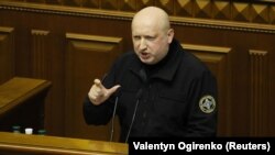 Він зазначив, що українські військові так і не пішли на застосування зброї через «підлу тактику» росіян