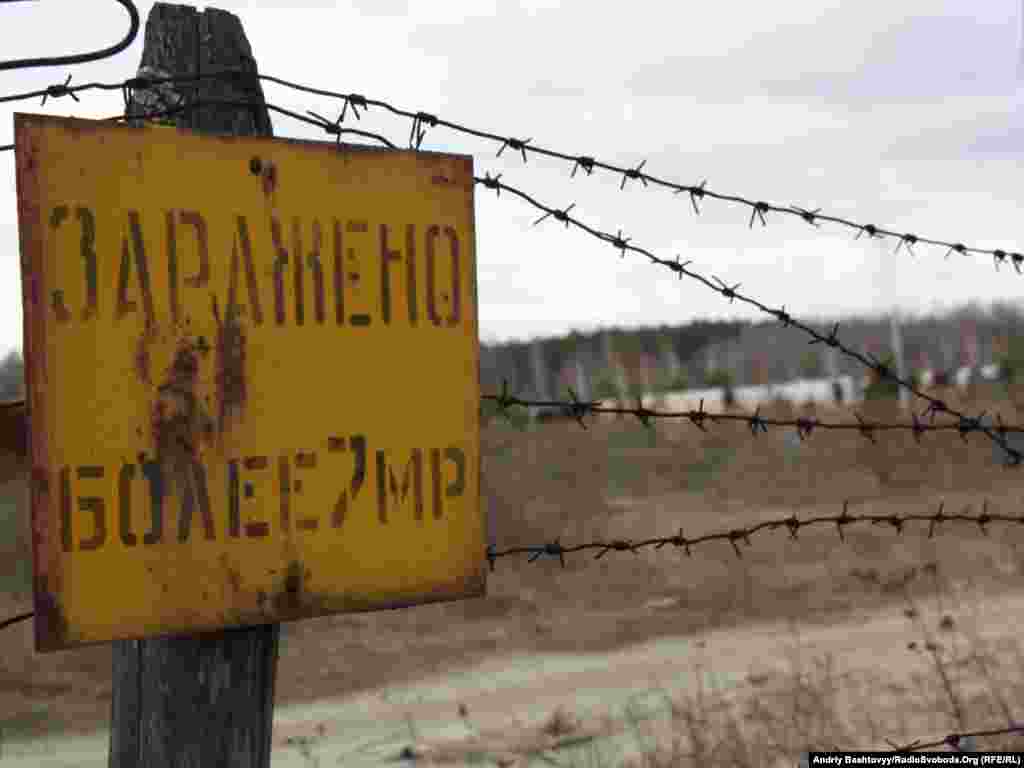 Тут досі просто неба тимчасово зберігають кількасот одиниць техніки, яка брала участь у ліквідації аварії на Чорнобильській АЕС.