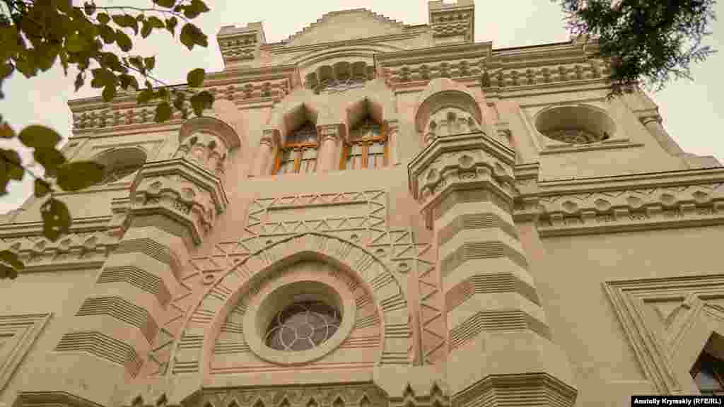 Кенасса есть и в Симферополе, на улице Караимской. До 2012 года здесь была редакция Крымской телерадиокомпании. Караимы исповедуют караизм – эта религия признает только Ветхий Завет