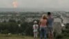 Місцеві жителі спостерігають за вибухами в Ачинському районі Красноярського краю Росії, 5 серпня 2019 року