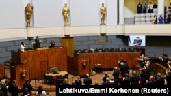 «Нехай ці гроші накопичуються на спеціальних рахунках без доступу Росії до них», – заявив президент України Володимир Зеленський під час звернення через відеозв'язок до парламенту Фінляндії 8 квітня 2022 року