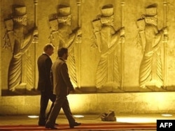 Владимир Путин в гостях у Махмуда Ахмадинежада в Тегеране. 16 октября 2007 года