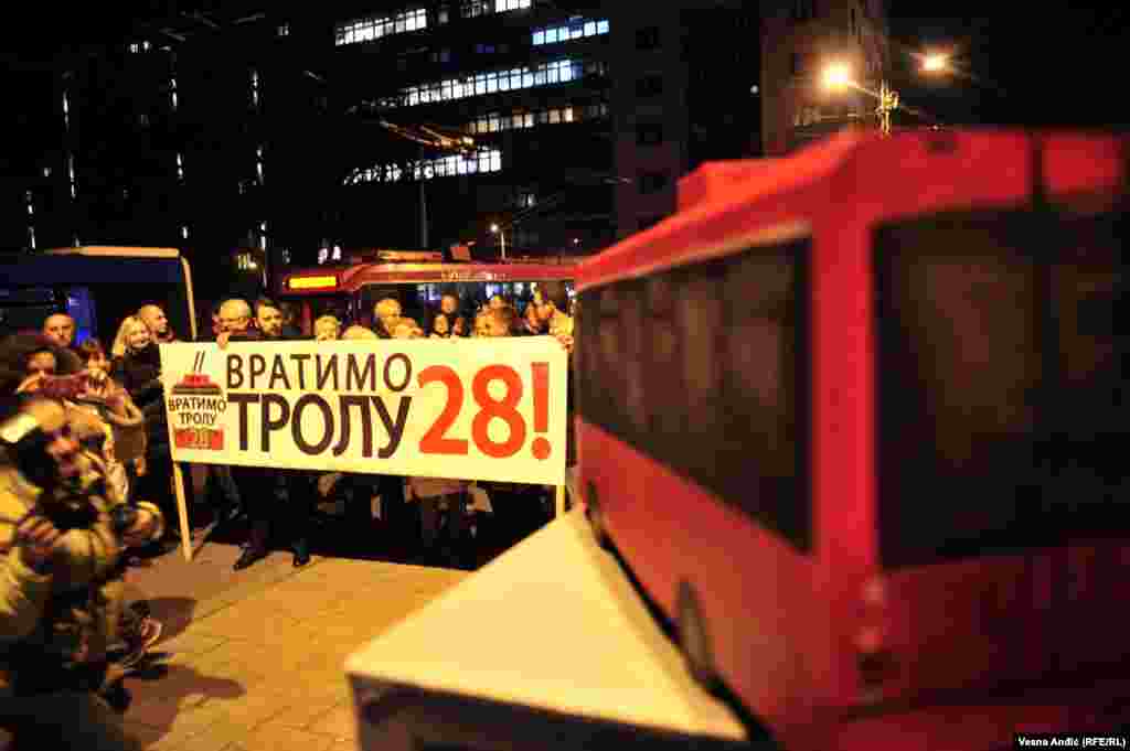 Stanovnici Zvezdare mesecima su uzalud protestovali i pisali pisma čelnicima svoje opštine i grada Beograda sa zahtevom „Vratimo trolu 28“.
