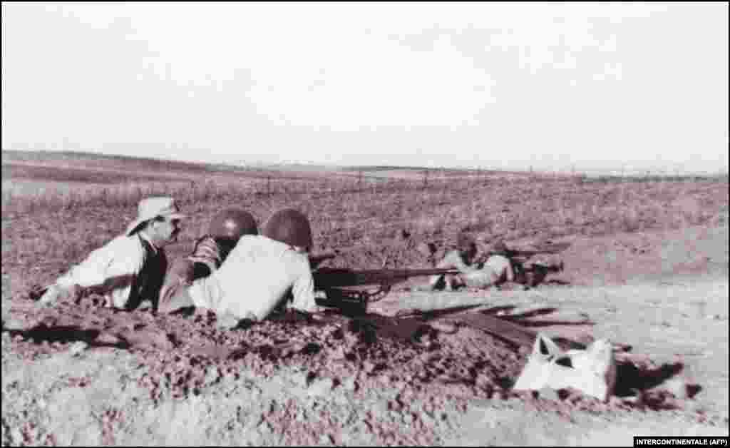 Наступного ж дня, після проголошення незалежності, низка арабських країн напала на ізраїльтян. Так розпочалася арабсько-ізраїльтянська війна 1948–1949 років