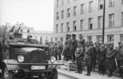 Спільний парад Вермахту і Червоної армії у Бресті 22 вересня 1939 року після вторгнення на територію Польщі військ Німеччини та СРСР. На трибуні (зліва направо): генерал-лейтенант Моріц фон Вікторин, генерал танкових військ Гейнц Гудеріан і комбриг Семен Кривошеїн