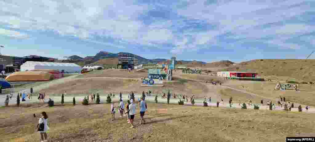 Участники фестиваля постоянно перемещаются от одной локации к другой, в них мероприятия проходили параллельно друг другу