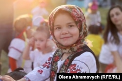 Українські діти-пластуни, які живуть у Бельгії, готуються до вистави «Ріпка» під час таборування «Пташат» (наймолодшого осередку Пласту) на Франкополі