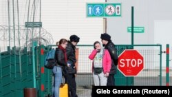 За даними прикордонників, протягом доби Україну залишили понад 4,7 тисячі осіб, у тому числі майже 2,2 тисячі іноземців