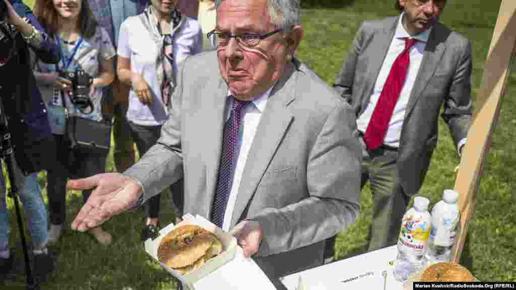 Рубен Медсен пробує бургер під назвою «дорога дорога», що, як свідчать слова, символізує споконвічну проблему з українським автопокриттям