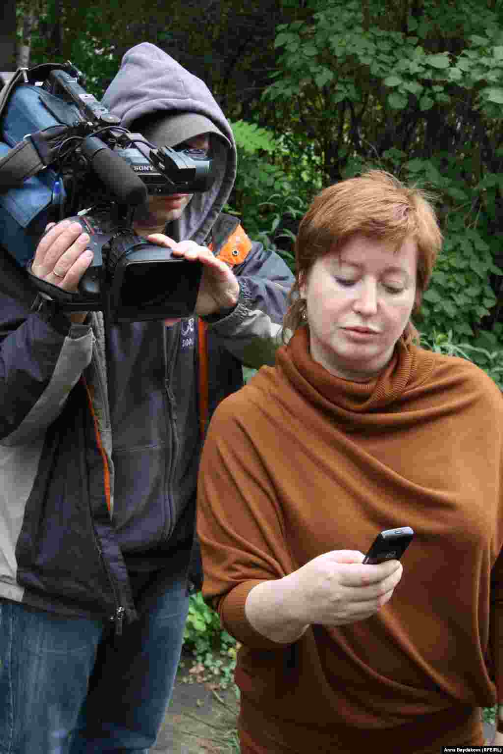 Ольга Романова читает сообщения под прицелом камеры "НТВ": из других городов просят сделать таблички за своих сидельцев.