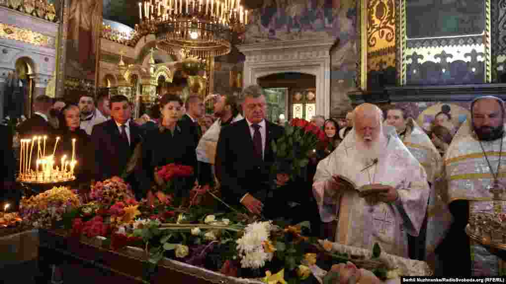 Відспівування почалося о 10:30 у Володимирському соборі. Патріарх Київський і всієї Руси-України Філарет очолив поминальну літургію. Попрощатися з українським поетом прийшли президент України Петро Порошенко з дружиною Мариною, прем’єр-міністр Володимир Гройсман, міністр освіти Лілія Гриневич 