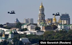 Конвертоплани США CV-22B Osprey в небі біля Києво-Печерської лаври під час українсько-американських військових навчань Rapid Trident-2020