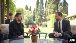 Володимир Зеленський і Джей Ді Венс під час зустрічі в Римі, 18 травня 2025 року