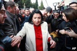 Президент Грузії Саломе Зурабішвілі (у центрі) залишає палац Орбеліані, офіційну резиденцію президента Грузії. Тбілісі, 29 грудня 2024 року