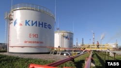 Нефтеперерабатывающий завод в Киришах в Ленинградской области РФ, архивное фото