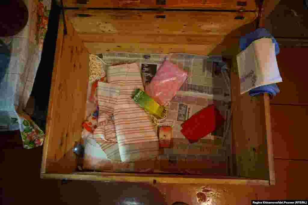 В сундуках хранили одежду, полотенца, постельное белье — все, для чего нужно было чистое и сухое место. После большевистского раскулачивания сундуки во многих семьях опустели  