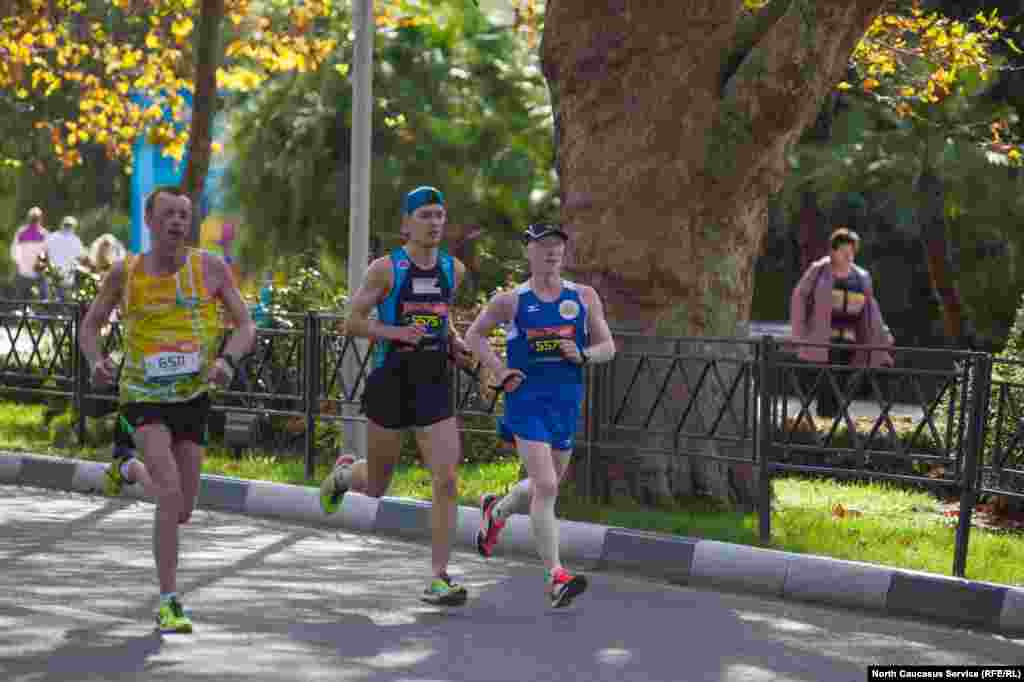 Бегунам на длинные дистанции необходимо было пройти медицинской осмотр и получить справку до начала забега.