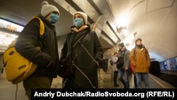 Медики рекомендують носити маску, якщо ви маєте симптоми застуди, аби не заражати людей навколо