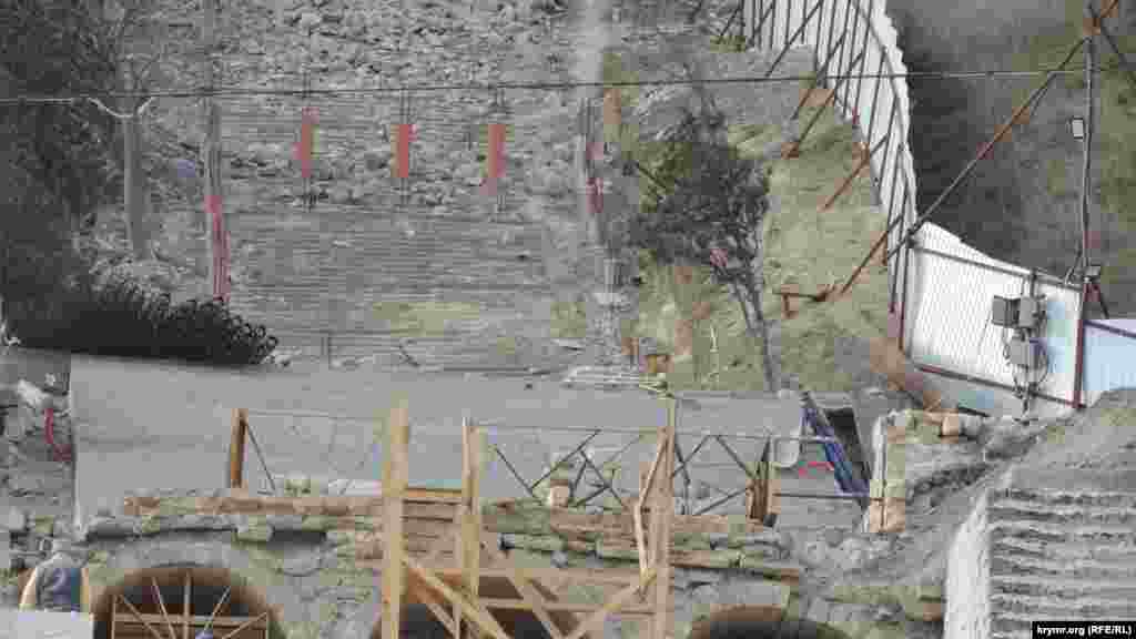 Разрушенные ступени, по которым поднимались местные жители и туристы. По этой лестнице каждый год 8 мая поднимался «поток живого огня» – именно так выглядело в сумерках традиционное факельное шествие