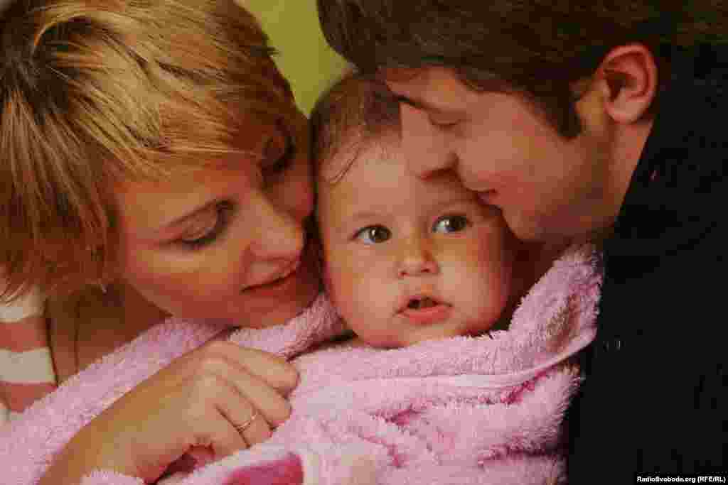 Кандидат на пост президента України Володимир Зеленський з дружиною Оленою та донькою Олександрою&nbsp;(фото надано прес-службою для використання в матеріалах Радіо Свобода)