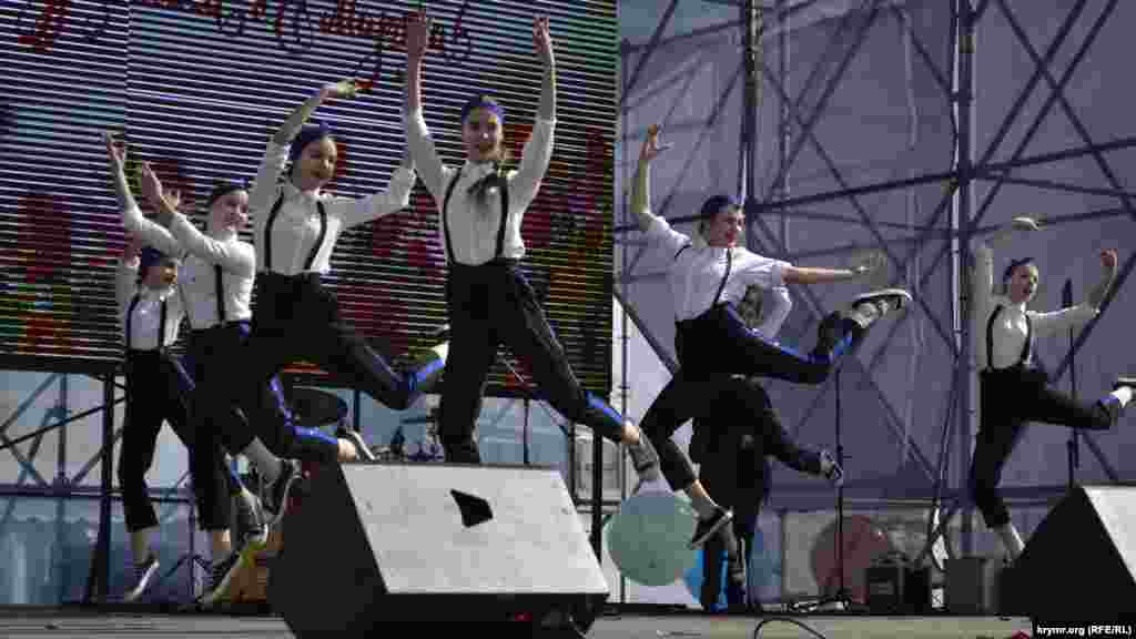 На сцене для гостей выступал духовой оркестр «Ялта» и участники художественных коллективов ялтинского центра культуры