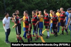 Дружнє вітання на полі