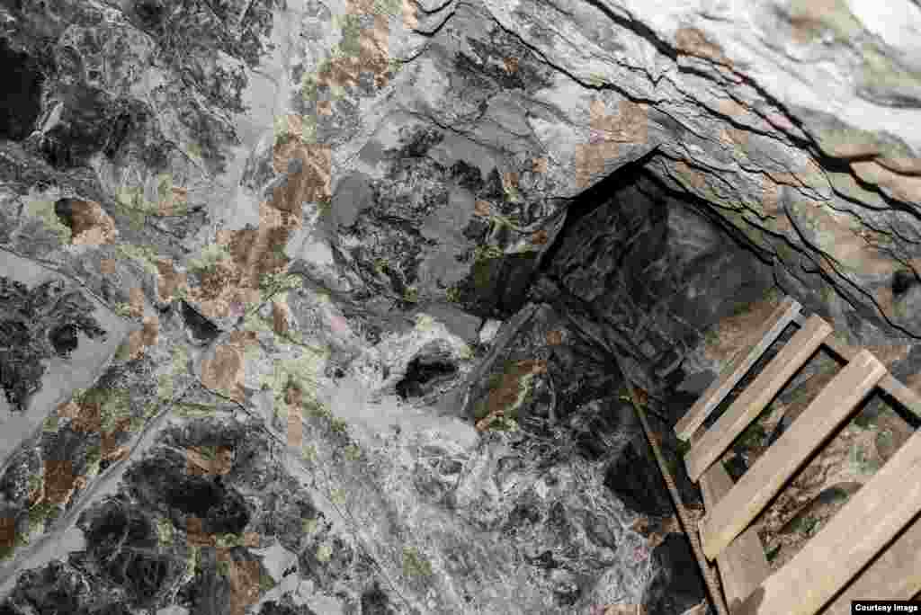 Боевые башни при всей внешней несхожести функционально напоминают европейские замки. Ров с успехом заменял вход на уровне второго этажа, подъемный мост – полено с зарубками, которое осаждаемые втягивали за собой, винтовые лестницы – узкие лазы на следующий этаж, которые было легко оборонять. Вдобавок, с верхнего этажа воины обстреливали нападавших из-под надежных каменных щитов-машикулей, похожих на балкончики. На нижнем этаже хранились запасы еды и воды. Так горцы могли успешно противостоять и более сильному противнику