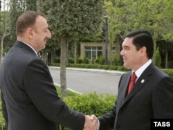 Президенти Азербайджану Ільгам Алієв (л) і Туркменистану Ґурбанґули Бердімухамедов (п) нині ладні домовлятися про спільні енергетичні проєкти (архівне фото)